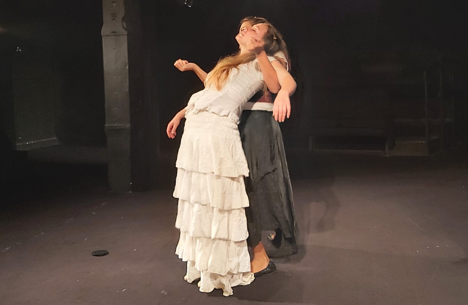 Célie en pamoison dans les bras de sa suivante